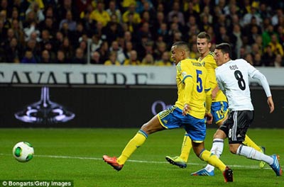 Mesut Ozil ghi bàn cho tuyển Đức ở phút 45.